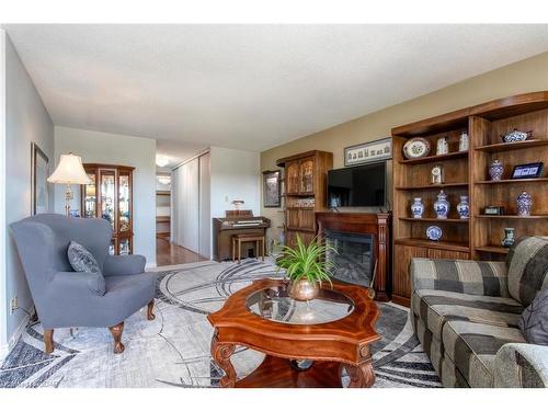 708-358 Waterloo Avenue, Guelph, ON - Indoor Photo Showing Living Room