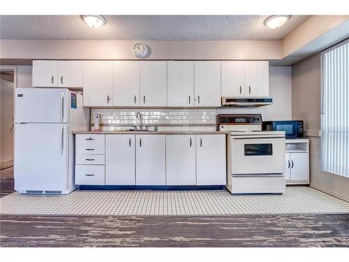 708-358 Waterloo Avenue, Guelph, ON - Indoor Photo Showing Kitchen