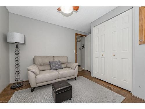 40 Bullfrog Drive, Puslinch, ON - Indoor Photo Showing Living Room