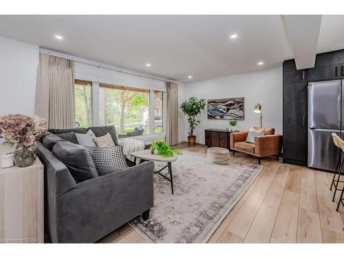 246 Park Lawn Place, Waterloo, ON - Indoor Photo Showing Living Room