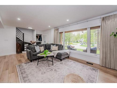 246 Park Lawn Place, Waterloo, ON - Indoor Photo Showing Living Room