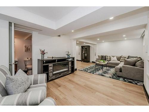 246 Park Lawn Place, Waterloo, ON - Indoor Photo Showing Living Room