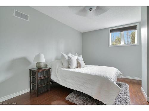 209 Hume Road, Puslinch, ON - Indoor Photo Showing Bedroom