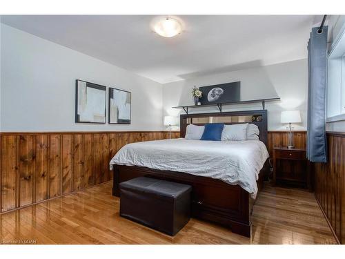 692 Speedvale Avenue E, Guelph/Eramosa, ON - Indoor Photo Showing Bedroom