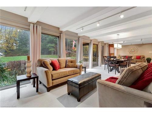 7011 Concession 4, Puslinch, ON - Indoor Photo Showing Living Room