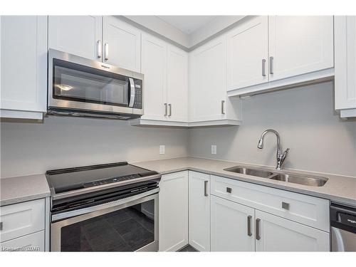 613-73 Arthur Street S, Guelph, ON - Indoor Photo Showing Kitchen With Double Sink