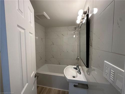 B-36 London Road, Guelph, ON - Indoor Photo Showing Bathroom