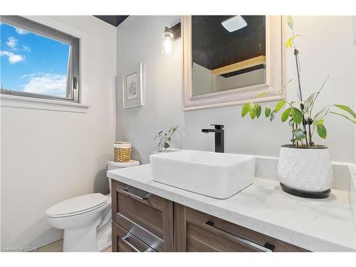 65 Cedar Street, Guelph, ON - Indoor Photo Showing Bathroom