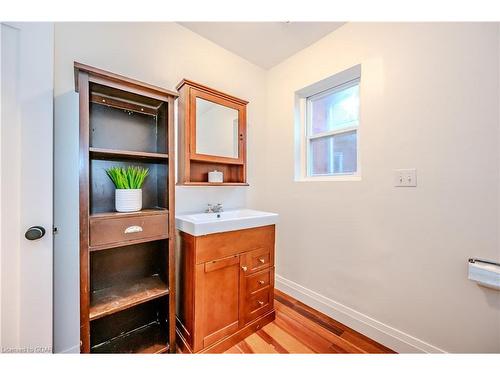 33 Audrey Avenue, Guelph, ON - Indoor Photo Showing Bathroom