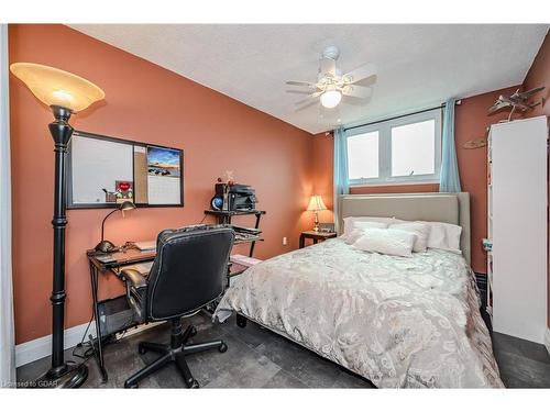 816-19 Woodlawn Road E, Guelph, ON - Indoor Photo Showing Bedroom