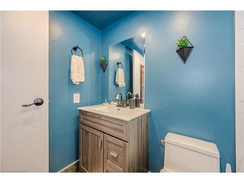 816-19 Woodlawn Road E, Guelph, ON - Indoor Photo Showing Bathroom