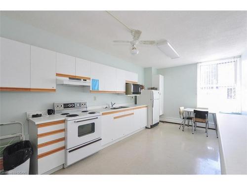 816-19 Woodlawn Road E, Guelph, ON - Indoor Photo Showing Kitchen