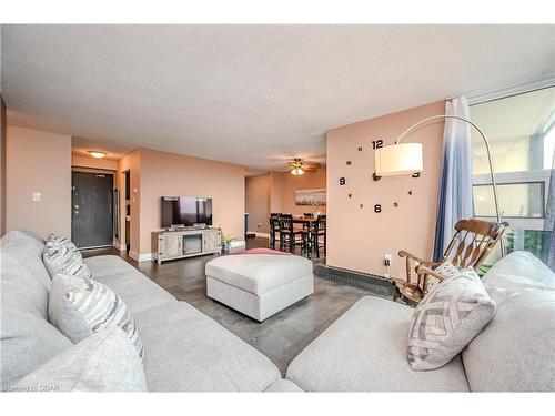 816-19 Woodlawn Road E, Guelph, ON - Indoor Photo Showing Living Room