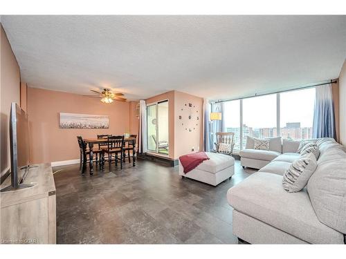 816-19 Woodlawn Road E, Guelph, ON - Indoor Photo Showing Living Room