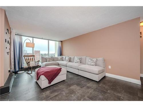 816-19 Woodlawn Road E, Guelph, ON - Indoor Photo Showing Living Room