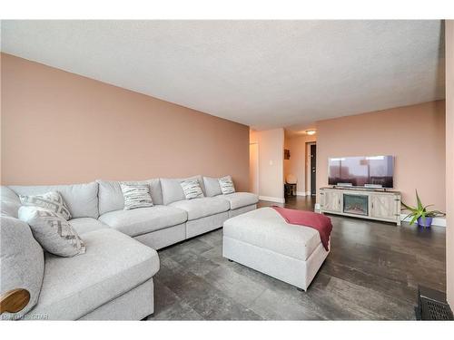 816-19 Woodlawn Road E, Guelph, ON - Indoor Photo Showing Living Room