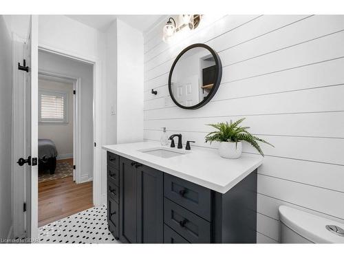 615 Turner Drive, Burlington, ON - Indoor Photo Showing Bathroom