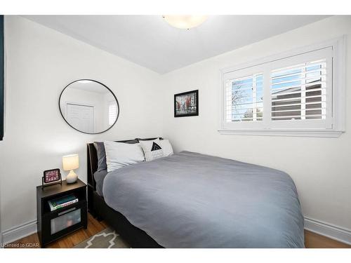 615 Turner Drive, Burlington, ON - Indoor Photo Showing Bedroom