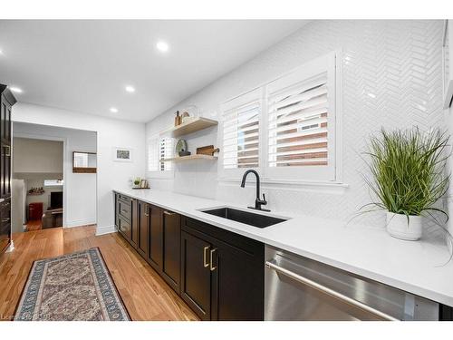 615 Turner Drive, Burlington, ON - Indoor Photo Showing Kitchen With Upgraded Kitchen