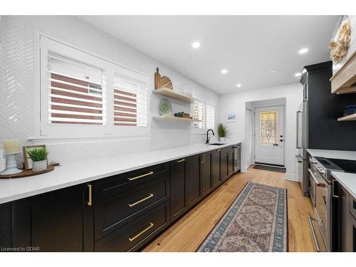 615 Turner Drive, Burlington, ON - Indoor Photo Showing Kitchen