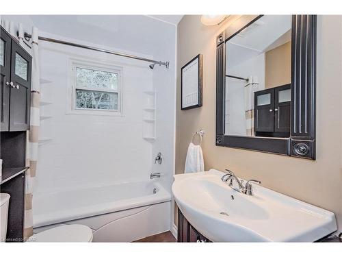 23 Dumbarton Street, Guelph, ON - Indoor Photo Showing Bathroom