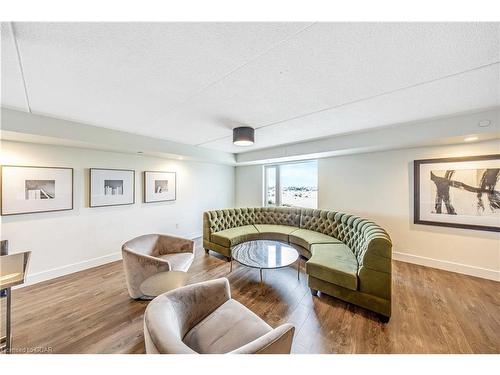 1109-716 Main Street East, Milton, ON - Indoor Photo Showing Living Room