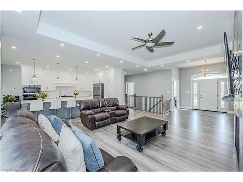 129 Ruth Anne Place, Moorefield, ON - Indoor Photo Showing Living Room