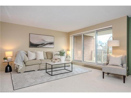 207-8 Christopher Court, Guelph, ON - Indoor Photo Showing Living Room