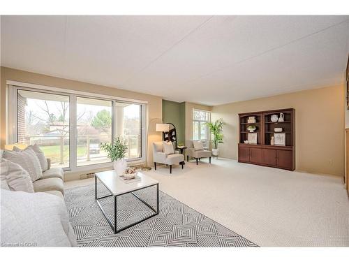 207-8 Christopher Court, Guelph, ON - Indoor Photo Showing Living Room