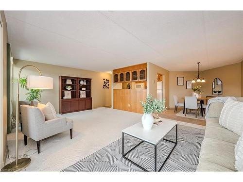 207-8 Christopher Court, Guelph, ON - Indoor Photo Showing Living Room