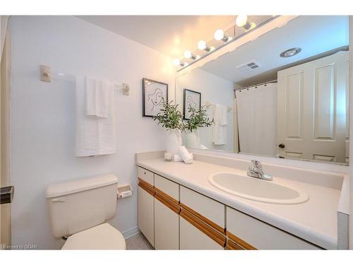 207-8 Christopher Court, Guelph, ON - Indoor Photo Showing Bathroom