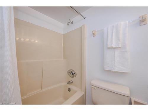 207-8 Christopher Court, Guelph, ON - Indoor Photo Showing Bathroom