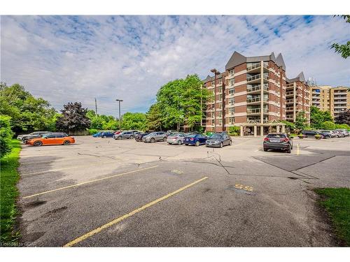 207-8 Christopher Court, Guelph, ON - Outdoor