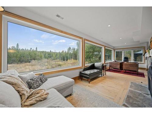 13567 Second Line, Milton, ON - Indoor Photo Showing Living Room