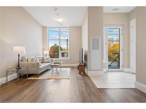 103-73 Arthur Street S, Guelph, ON - Indoor Photo Showing Living Room