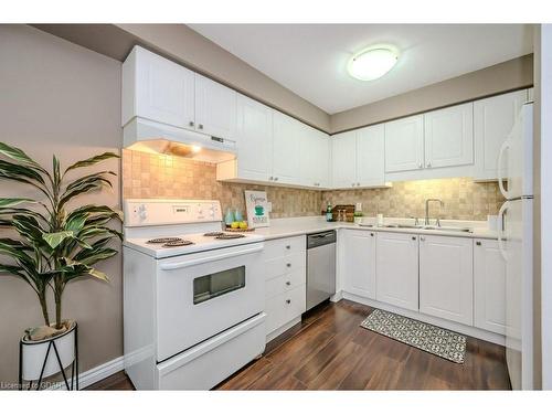 77-920 Edinburgh Road S, Guelph, ON - Indoor Photo Showing Kitchen With Double Sink