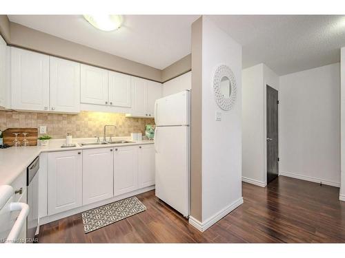 77-920 Edinburgh Road S, Guelph, ON - Indoor Photo Showing Kitchen With Double Sink