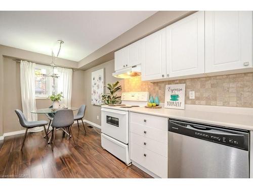 77-920 Edinburgh Road S, Guelph, ON - Indoor Photo Showing Kitchen