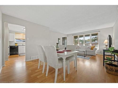 14 Avra Court, Guelph, ON - Indoor Photo Showing Living Room