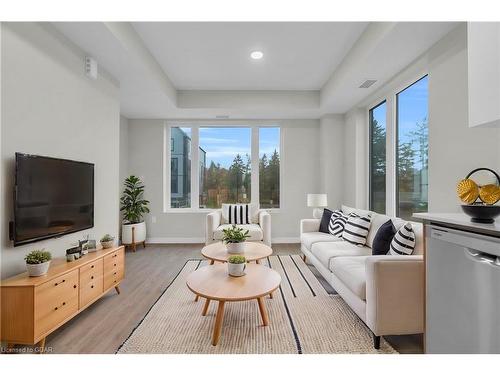 123-708 Woolwich Street, Guelph, ON - Indoor Photo Showing Living Room