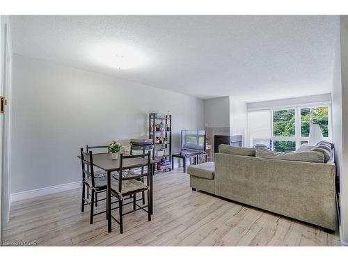 402-5 Jacksway Crescent, London, ON - Indoor Photo Showing Living Room