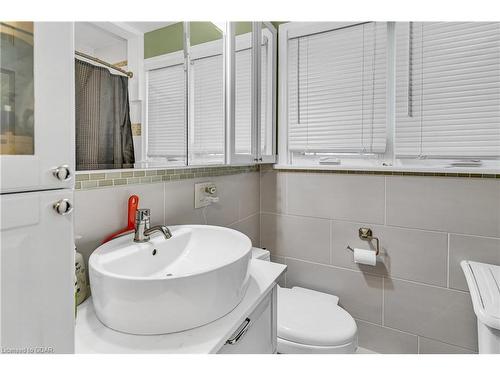 10 Collingwood Street, Guelph, ON - Indoor Photo Showing Bathroom