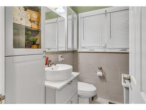 10 Collingwood Street, Guelph, ON - Indoor Photo Showing Bathroom