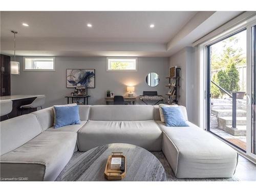 17-32 Arkell Road, Guelph, ON - Indoor Photo Showing Living Room