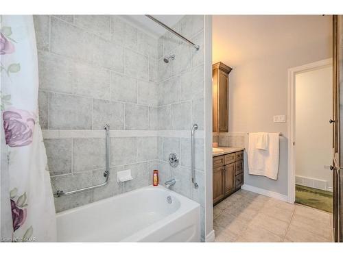 4 Lambert Crescent, Guelph, ON - Indoor Photo Showing Bathroom