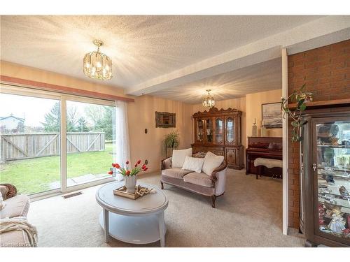 7147 Wellington Road No. 124 Road, Guelph/Eramosa, ON - Indoor Photo Showing Living Room