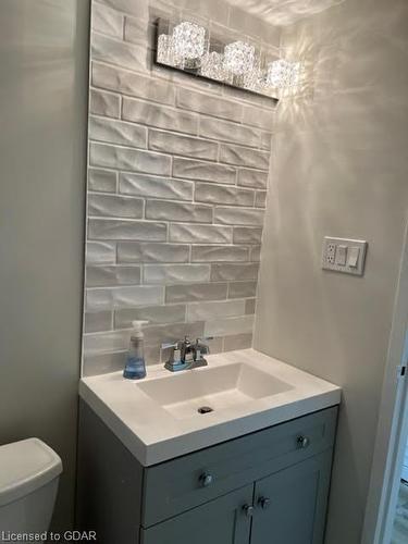 303-91 Conroy Crescent, Guelph, ON - Indoor Photo Showing Bathroom