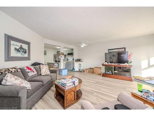 303-91 Conroy Crescent, Guelph, ON - Indoor Photo Showing Living Room