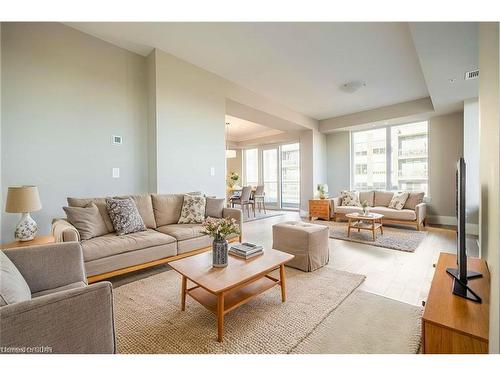 801-73 Arthur Street S, Guelph, ON - Indoor Photo Showing Living Room