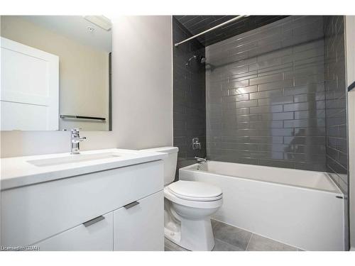 801-73 Arthur Street S, Guelph, ON - Indoor Photo Showing Bathroom